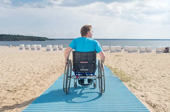 Am Bärwalder See im Lausitzer Seenland können Rollstuhlfahrer auf Strandmatten zum Strand gelangen. Am Bärwalder See im Lausitzer Seenland können Rollstuhlfahrer auf Strandmatten zum Strand gelangen.