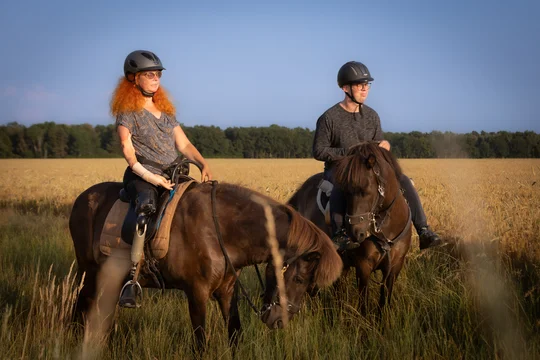 Natur pur: ein Ausritt mit der Nuester AG, Foto: Dörte Paschke Zwei Personen reiten auf Pferden