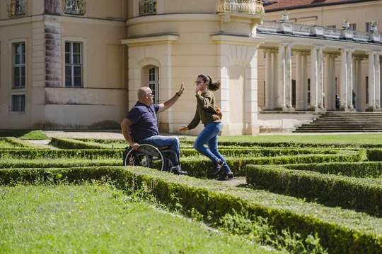 Und noch eine Runde! Die vielen verschachtelten Wege im Schlosspark Rheinsberg laden nicht nur zum Flanieren, sondern manchmal auch zum Sprint ein. Foto: Madlen Krippendorf Und noch eine Runde! Die vielen verschachtelten Wege im Schlosspark Rheinsberg laden nicht nur zum Flanieren, sondern manchmal auch zum Sprint ein. Foto: Madlen Krippendorf