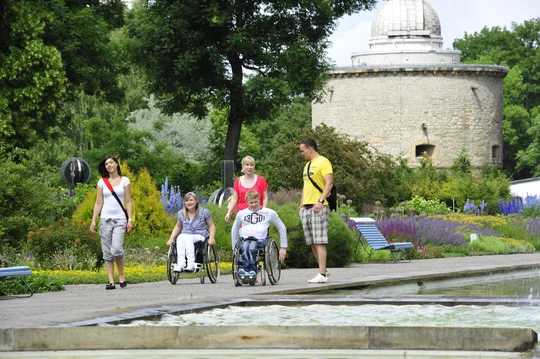 Gruppe mit Rollstuhlfahrern unterwegs im egapark Erfurt 