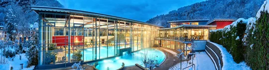 In der nach Reisen für Alle zertifizierten Vulkaneifel Therme Bad Bertrich in der Eifel entspannen Gäste in 32 Grad Celsius warmer Natursole. In der nach Reisen für Alle zertifizierten Vulkaneifel Therme Bad Bertrich in der Eifel entspannen Gäste in 32 Grad Celsius warmer Natursole.