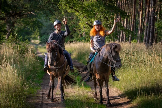 Dank Sitzgurt fest im Sattel: Ein besonderes Urlaubserlebnis für Menschen mit oder ohne Einschränkungen ist das therapeutische Wanderreiten in Neuruppin Dank Sitzgurt fest im Sattel: Ein besonderes Urlaubserlebnis für Menschen mit oder ohne Einschränkungen ist das therapeutische Wanderreiten in Neuruppin