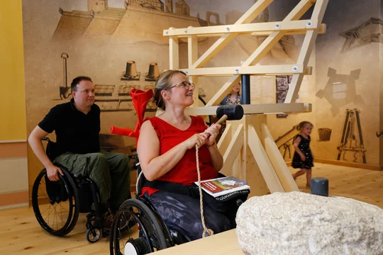 Zitadelle Petersberg: Eine Rollstuhlfahrerin testet das Festungsbauspiel im Kommandantenhaus. Zitadelle Petersberg: Eine Rollstuhlfahrerin testet das Festungsbauspiel im Kommandantenhaus.