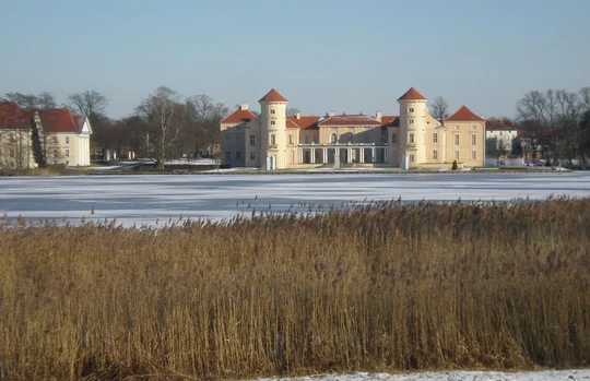 Schloss Rheinsberg liegt malerisch am Grienericksee. Schloss Rheinsberg liegt malerisch am Grienericksee.