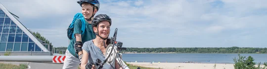 Um den Dreiweiberner See führt eine acht Kilometer lange Handbiketour.