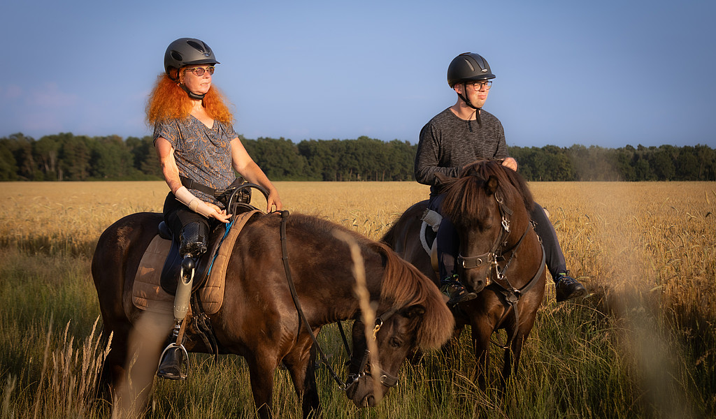 Natur pur: ein Ausritt mit der Nuester AG, Foto: Dörte Paschke Zwei Personen reiten auf Pferden