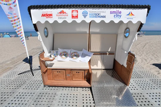 Besonders beliebt am Strand von Warnemünde: die barrierefreien Strandkörbe mit Platz für Rollstuhlfahrer und ihre Begleiter. Besonders beliebt am Strand von Warnemünde: die barrierefreien Strandkörbe mit Platz für Rollstuhlfahrer und ihre Begleiter.