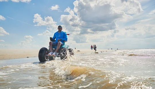 Mit den elektrisch betriebenen Strandmobilen können Rollstuhlfahrer Langeoogs Strand erkunden. Mit den elektrisch betriebenen Strandmobilen können Rollstuhlfahrer Langeoogs Strand erkunden.