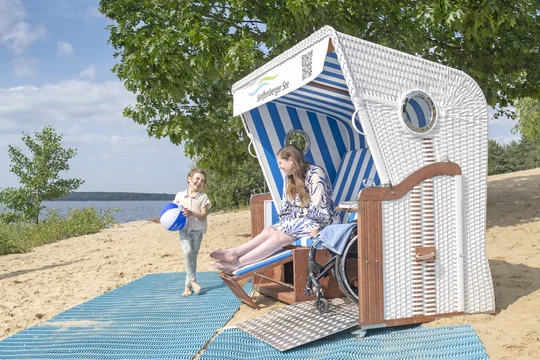 Am Badestrand des Familienparks Senftenberger See können Familien im barrierefreien Strandkorb entspannen. Foto: Tourismusverband Lausitzer Seenland, Nada Quenzel Am Badestrand des Familienparks Senftenberger See können Familien im barrierefreien Strandkorb entspannen. Foto: Tourismusverband Lausitzer Seenland, Nada Quenzel