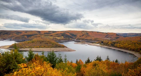 "Eifelblick Schöne Aussicht“ bei Nideggen-Schmidt mit Rursee See umgeben von herbstlich gelb-orange gefärbten Wäldern
