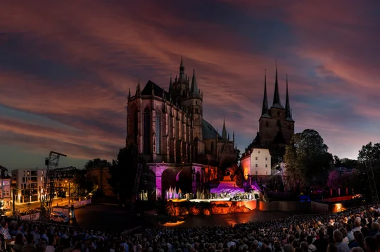 Theaterbühne auf 70 Stufen: Diese Kulisse vor Mariendom und Severikirche nutzt das Theater Erfurt bei den DomStufenFestspiele jedes Jahr für eine neue Inszenierung. Foto: Theater Erfurt, Lutz Edelhoff Theaterbühne auf 70 Stufen: Diese Kulisse vor Mariendom und Severikirche nutzt das Theater Erfurt bei den DomStufenFestspiele jedes Jahr für eine neue Inszenierung. Foto: Theater Erfurt, Lutz Edelhoff