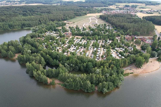 Der barrierefreie Campingplatz Seecamping Langlau liegt direkt am Kleinen Brombachsee. Der barrierefreie Campingplatz Seecamping Langlau liegt direkt am Kleinen Brombachsee.