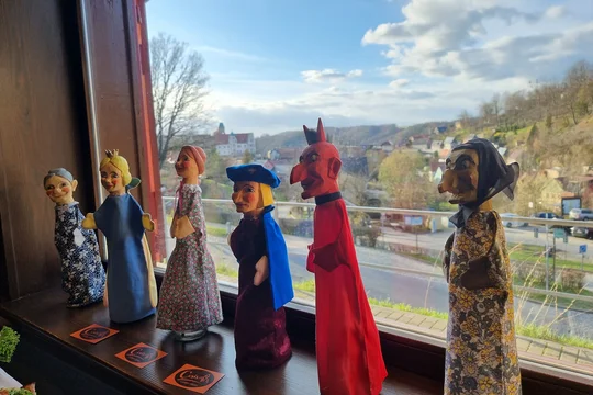 Im Theater stehen die Puppen im Mittelpunkt. Im Theater stehen die Puppen im Mittelpunkt.