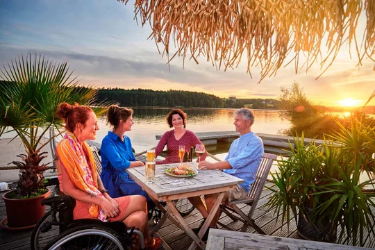 Die schwimmende Terrasse von „Sand und Sofa“ in Ederndorf ist barrierefrei zugänglich. Die schwimmende Terrasse von „Sand und Sofa“ in Ederndorf ist barrierefrei zugänglich.