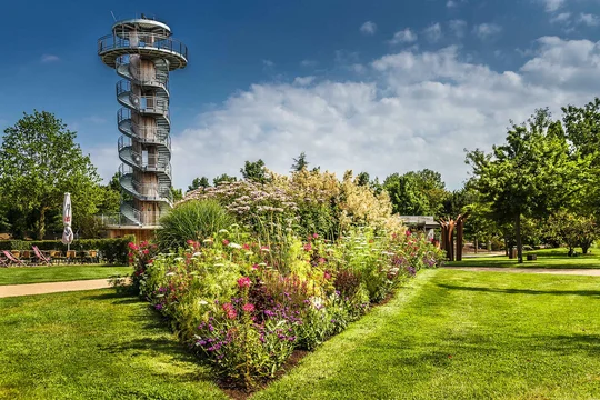 Der Park der Gärten in Bad Zwischenahn bietet auf 140.000 Quadratmetern viele Ideen und Inspiration für den heimischen Garten. Besucher können hier tief eintauchen in die Wunderwelt der Pflanzen oder auch einfach mal nur die Seele baumeln lassen. Der Park der Gärten in Bad Zwischenahn bietet auf 140.000 Quadratmetern viele Ideen und Inspiration für den heimischen Garten. Besucher können hier tief eintauchen in die Wunderwelt der Pflanzen oder auch einfach mal nur die Seele baumeln lassen.