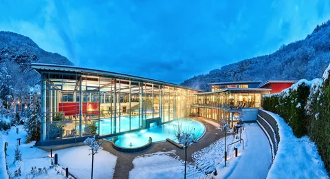 In der nach Reisen für Alle zertifizierten Vulkaneifel Therme Bad Bertrich in der Eifel entspannen Gäste in 32 Grad Celsius warmer Natursole. In der nach Reisen für Alle zertifizierten Vulkaneifel Therme Bad Bertrich in der Eifel entspannen Gäste in 32 Grad Celsius warmer Natursole.