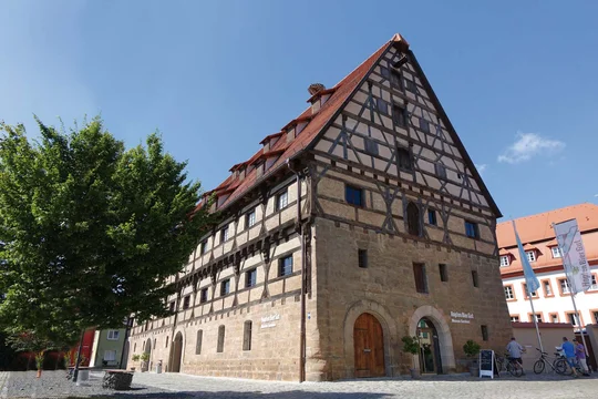 Das Museum „HopfenBierGut“ im über 550 Jahre alten historischen Kornhaus der Stadt Spalt macht mit dem traditionellen Handwerk des Bierbrauens bekannt.