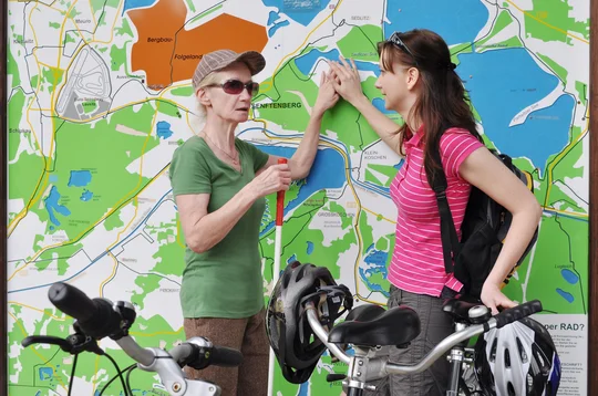 Blindenkarte am Senftenberger See Tandemfahrer vor Blindenkarte