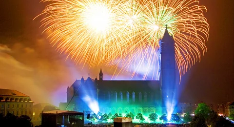 [Translate to English:] Feuerwerk über einer Burg