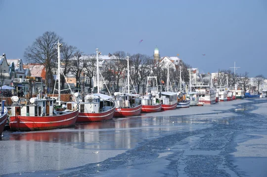 Der Alte Strom führt durch den Ortskern bis zum Strand von Warnemünde. Der Alte Strom führt durch den Ortskern bis zum Strand von Warnemünde.