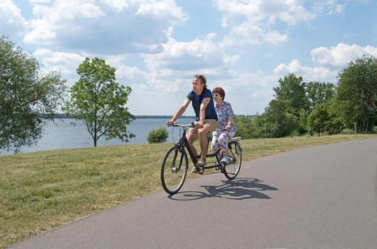 Iba-Aktiv-Tours organisiert für Menschen mit Sehbehinderungen und Blinde geführte Tandemtouren im Lausitzer Seenland. Iba-Aktiv-Tours organisiert für Menschen mit Sehbehinderungen und Blinde geführte Tandemtouren im Lausitzer Seenland.