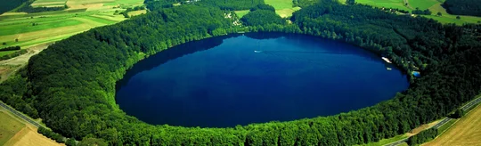 [Translate to English:] das kreisrunde Pulvermeer in der Eifel 