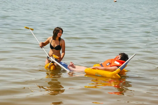 Badevergnügen mit dem Strandrollstuhl im Fränkischen Seenland. Badevergnügen mit dem Strandrollstuhl im Fränkischen Seenland.