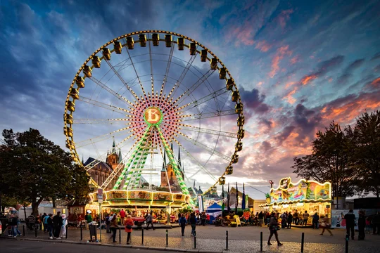 Auf dem Erfurter Oktoberfest sorgen ca. 600 laufende Meter Karussells, Spiel- und Imbissbuden für viel Abwechslung bei Jung und Alt. Auf dem Erfurter Oktoberfest sorgen ca. 600 laufende Meter Karussells, Spiel- und Imbissbuden für viel Abwechslung bei Jung und Alt.