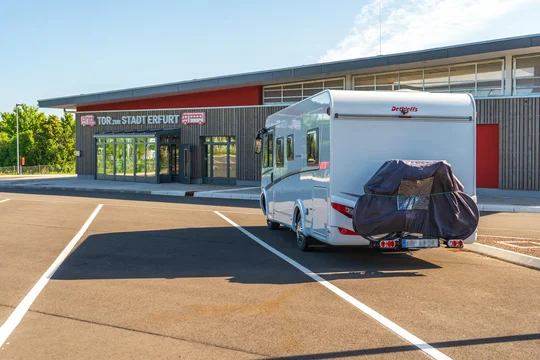Der Wohnmobilstellplatz „Tor zur Stadt Erfurt“ hält barrierefreie Sanitäranlagen bereit. Der Wohnmobilstellplatz „Tor zur Stadt Erfurt“ hält barrierefreie Sanitäranlagen bereit.