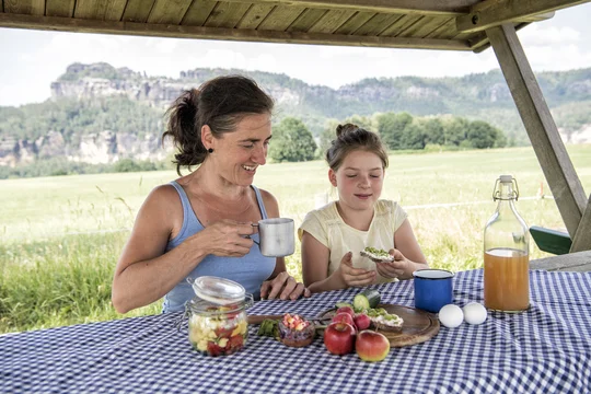 Am Aussichtspunkt Burschenbüschel steht ein Picknicktisch. Am Aussichtspunkt Burschenbüschel steht ein Picknicktisch.