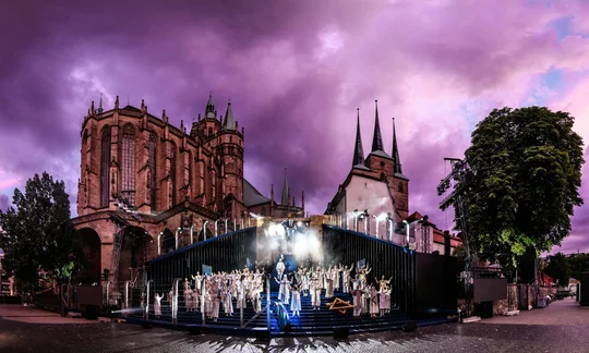 Der Erfurter Dom als Kulissse: Inszenierung von "Nabucco" zu den Domstufen-Festpielen 2022.