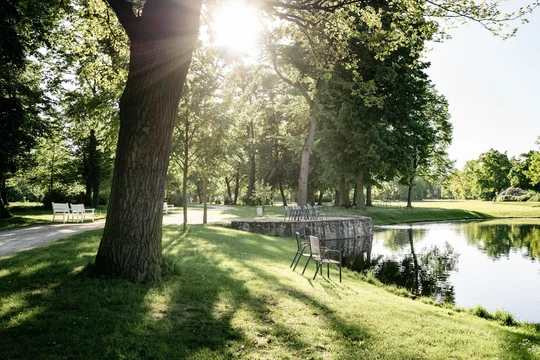 Im barrierefreien Schlosspark Oranienburg können Besucher im alten Parkbereich unter schattigen Bäumen flanieren oder im neuen Parkbereich verschiedene Themengärten entdecken. Im barrierefreien Schlosspark Oranienburg können Besucher im alten Parkbereich unter schattigen Bäumen flanieren oder im neuen Parkbereich verschiedene Themengärten entdecken.
