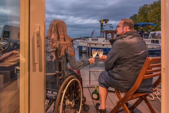 Den Abend auf dem Hausboot genießen Den Abend auf dem Hausboot genießen