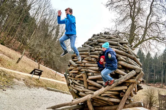 Klettern im Eichhörnchenkobel im Erlebnisgelände Waldhusche in der Sächsischen Schweiz. Klettern im Eichhörnchenkobel im Erlebnisgelände Waldhusche in der Sächsischen Schweiz.