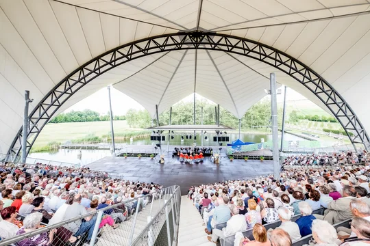 Die Seebühne im Elbauenpark bietet im Sommer ein vielfältiges Programm. Die Seebühne im Elbauenpark bietet im Sommer ein vielfältiges Programm.