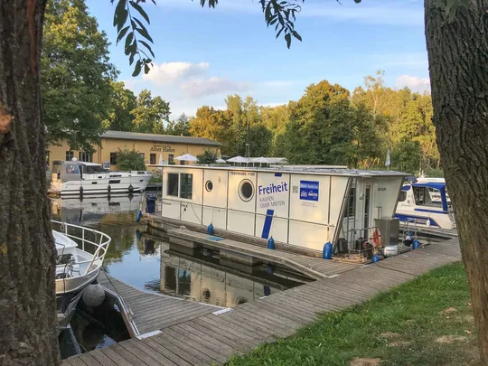 Das barrierefreie Hausboot legt an der Marina "Alter Hafen" am Ziegeleipark Mildenberg an. Das barrierefreie Hausboot legt an der Marina "Alter Hafen" am Ziegeleipark Mildenberg an.