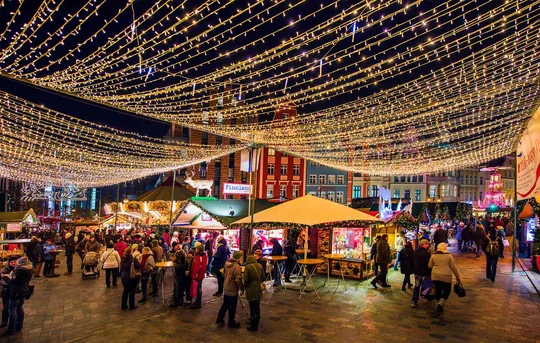 Rostocker Rauchwurst, Warnemünder Räucherfisch und schwedischer Glögg: Diese Leckereien gibt es auf der Schlemmermeile des Rostocker Weihnachtsmarktes.