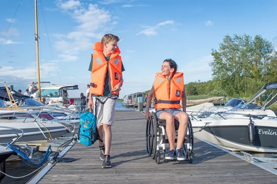 Von der barrierefreien Marina im Hafencamp am Senftenberger See starten Floßtouren.