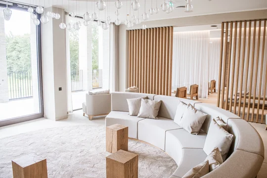 Ruhe gehört dazu: Die gemütliche Lounge steht als Rückzugsort mit Panoramablick bereit.