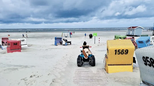 Urlaub mit Rollstuhl am Meer: Für Ausflüge zum Strand von Langeoog kann ein Strandmobil ausgeliehen werden. Urlaub mit Rollstuhl am Meer: Für Ausflüge zum Strand von Langeoog kann ein Strandmobil ausgeliehen werden.