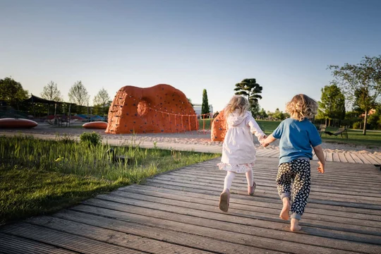 Der Schlosspark Oranienburg im Ruppiner Seenland ist mit seiner großen Spielelandschaft ein Paradies für Kinder. Spielelandschaft im SchlossDer Schlosspark Oranienburg im Ruppiner Seenland ist mit seiner großen Spielelandschaft ein Paradies für Kinder.park Oranienburg im Ruppiner Seenland