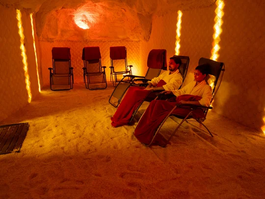 Über eine Rampe und eine Matte gelangen auch Rollstuhlfahrer in die Salzgrotte der barrierefreien Therme. Über eine Rampe und eine Matte gelangen auch Rollstuhlfahrer in die Salzgrotte der barrierefreien Therme.