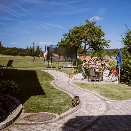 Stixenhof Ferienwohnung Nehmeier Garten Gartenansicht mit Sitzgruppe