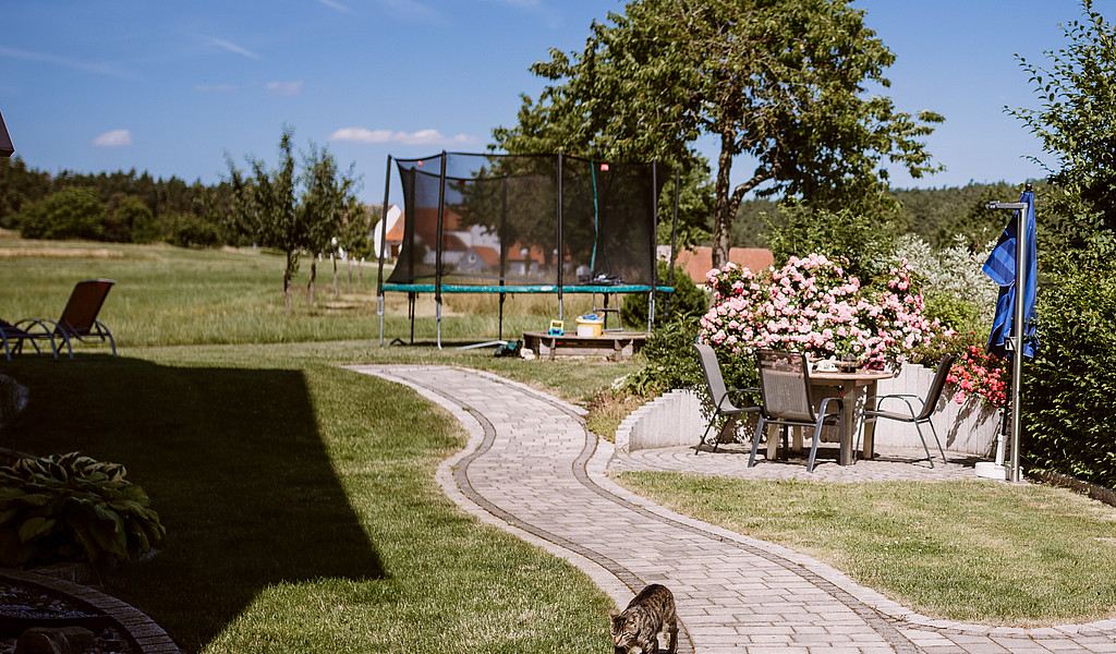 Stixenhof Ferienwohnung Nehmeier Garten - Gartenansicht mit Sitzgruppe Gartenansicht mit Sitzgruppe