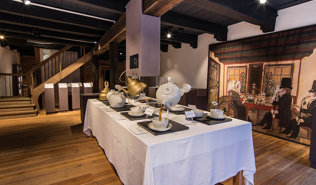 Ostfriesisches Teemuseum Norden: Das imposante Modell erklärt die Ostfriesische Teezeremonie Schritt für Schritt.