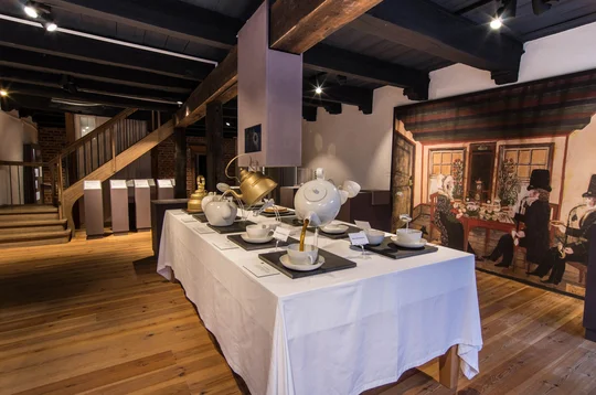 Ostfriesisches Teemuseum Norden: Das imposante Modell erklärt die Ostfriesische Teezeremonie Schritt für Schritt.