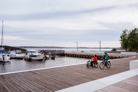Die 18 Kilometer lange Handbike-Tour um den Senftenberger See führt am modernen Stadthafen vorbei. Die 18 Kilometer lange Handbike-Tour um den Senftenberger See führt am modernen Stadthafen vorbei.