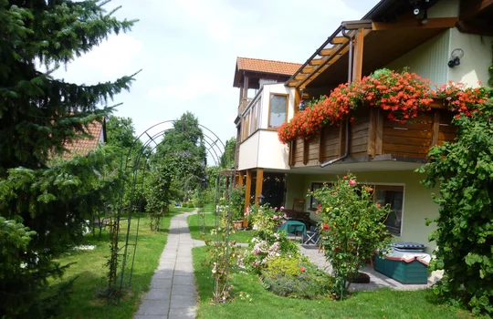 Ansicht vom Garten auf den Zugang der Ferienwohnung Krug