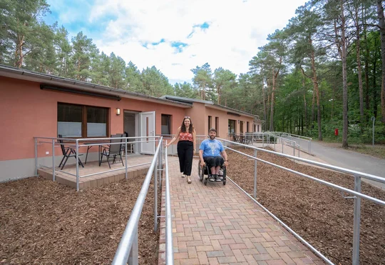 Entspannt in den Urlaub starten: Im Familienpark am Senftenberger See stehen barrierefreie Reihenhäuser zur Verfügung. Entspannt in den Urlaub starten: Im Familienpark am Senftenberger See stehen barrierefreie Reihenhäuser zur Verfügung.