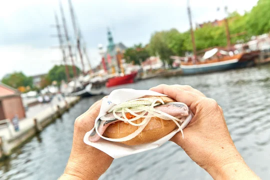 Zu einem Ostfriesland-Besuch gehört das traditionelle Fischbrötchen. Zu einem Ostfriesland-Besuch gehört das traditionelle Fischbrötchen.